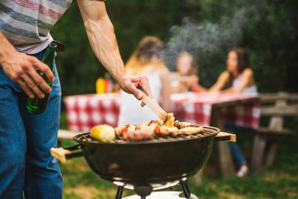 Comment construire un foyer extérieur sécurisé qui peut être converti en barbecue ?