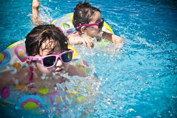 Comment intégrer une zone de baignade pour enfants sécurisée dans une piscine à débordement ?